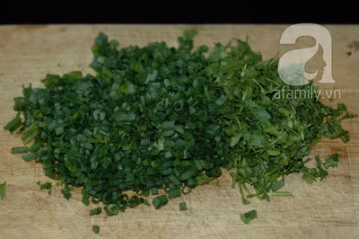 Hành, ngò rửa sạch, để ráo, bằm nhỏ. Miến ngâm mềm, thái nhỏ.