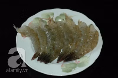 Tôm rửa sạch, bóc vỏ, rút chỉ đen ở lưng tôm.