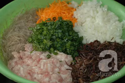 Cho các nguyên liệu gồm có thịt, hành tây, cà rốt, miến, mộc nhĩ, nấm hương vào thố cùng 2 muỗng cafe hạt nêm và chút tiêu, trộn đều.