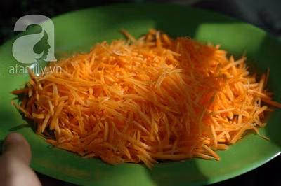 Cà rốt bào sợi. Hành tây thái hạt lựu. 1 cái mộc nhĩ, 5 chiếc nấm hương ngâm mềm, rửa sạch, thái nhỏ.