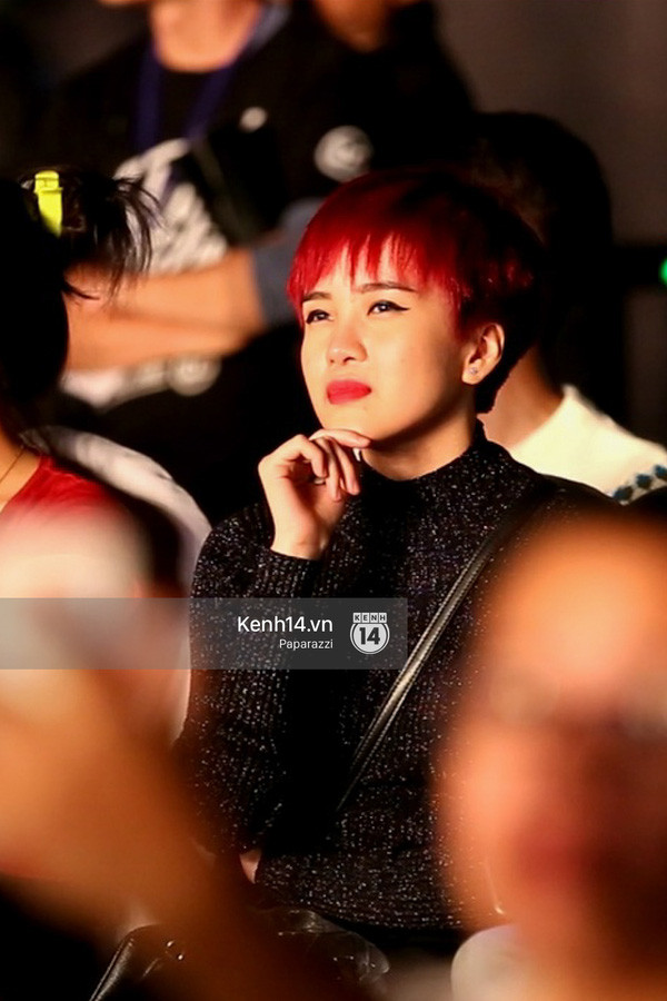 Thiều Bảo Trâm hò hét, khóc theo Sơn Tùng M-TP khi xem liveshow ảnh 10 ... cùng tập trung lắng nghe...