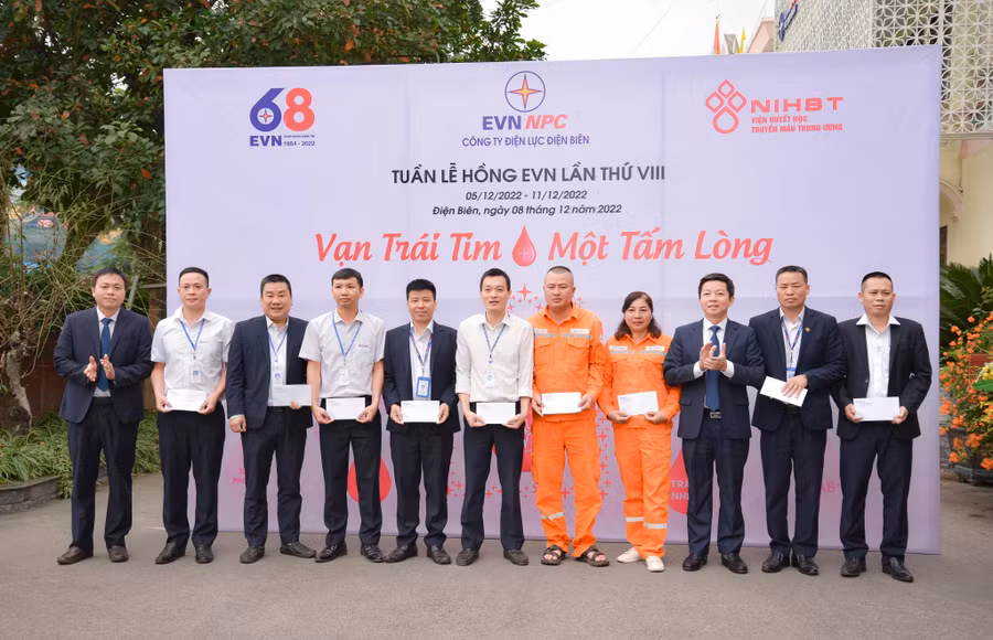 Lãnh đạo Công ty Điện lực Điện Biên khen thưởng các cá nhân tiêu biểu trong hiến máu tình nguyện.