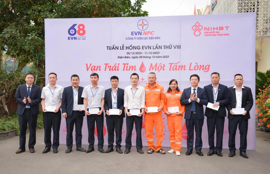 Lãnh đạo Công ty Điện lực Điện Biên khen thưởng các cá nhân tiêu biểu trong hiến máu tình nguyện.