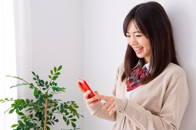 HS Nhật Bản dùng điện thoại di động.