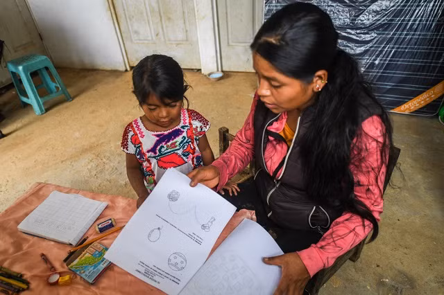 Cô Natalia Vazquez giúp con gái học tại nhà của họ ở San Miguel Amoltepec Viejo, bang Guerrero.