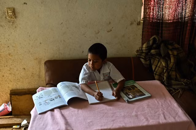 Gildardo Rojas học bài tại nhà