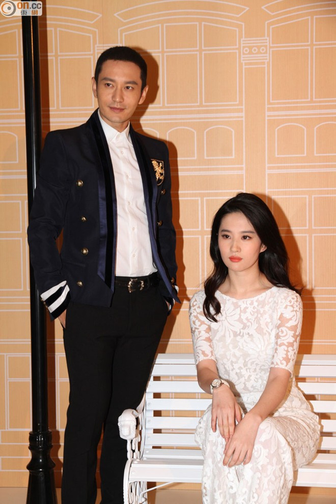 Tối 22/10, Huỳnh Hiểu Minh và Lưu Diệc Phi cùng có mặt trong sự kiện quảng cáo với tư cách đại diện phát ngôn. Đây là lần hiếm hoi cặp sao nổi tiếng Thần điêu đại hiệp bản 2006 hội ngộ và có dịp hợp tác chung. Truyền thông gọi đây là sự sum họp đầy oan trái của “Dương Quá và Tiểu Long Nữ”. Tối 22/10, Huỳnh Hiểu Minh và Lưu Diệc Phi cùng có mặt trong sự kiện quảng cáo với tư cách đại diện phát ngôn. Đây là lần hiếm hoi cặp sao nổi tiếng Thần điêu đại hiệp 2006 hội ngộ và có dịp hợp tác chung. Truyền thông gọi đây là sự sum họp đầy oan trái của “Dương Quá và Tiểu Long Nữ”.