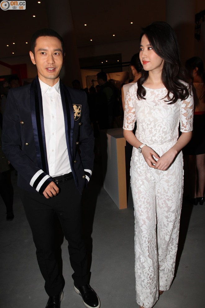 “Chúng tôi chỉ là một cặp đôi hoàn hảo trên màn ảnh. Ngoài đời dù không yêu nhau nhưng cả hai đều có sự đồng điệu trong việc chọn lựa người yêu. Tôi cho rằng, trong chuyện tình cảm, dù là minh tinh khi xuất hiện trước công chúng cũng chỉ là người bình thường. Chuyện tình yêu là sự hưởng thụ về mặt cảm xúc” - Lưu Diệc Phi chia sẻ. Tài tử Huỳnh Hiểu Minh tán đồng: “Đúng vậy, nhất là khi nửa kia của chúng tôi đều hoạt động trong showbiz. Họ hiểu rõ hơn những khó xử, nỗi vất vả, cả mặt trái trong nghề”. “Chúng tôi chỉ là một cặp đôi hoàn hảo trên màn ảnh. Ngoài đời dù không yêu nhau nhưng cả hai đều có sự đồng điệu trong việc chọn lựa người yêu. Tôi cho rằng, trong chuyện tình cảm, dù là minh tinh khi xuất hiện trước công chúng cũng chỉ là người bình thường phía sau ống kính. Chuyện tình yêu là sự hưởng thụ về mặt cảm xúc” - Lưu Diệc Phi chia sẻ. Tài tử Huỳnh Hiểu Minh tán đông: “Đúng vậy, nhất là khi nửa kia của chúng tôi đều hoạt động trong showbiz. Họ hiểu rõ hơn những khó xử, nỗi vất vả và cả mặt trái trong nghề”.