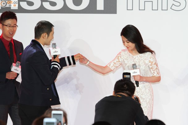 Huỳnh Hiểu Minh ga lăng với Lưu Diệc Phi trước ống kính. Huỳnh Hiểu Minh dành những cử chỉ tình cảm cho Lưu Diệc Phi ngay trước ống kính.