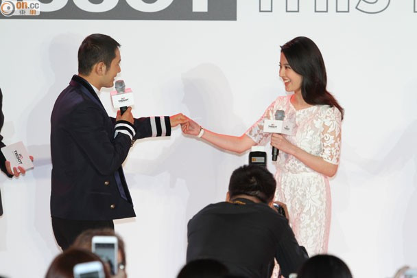 Họ không giấu được sự vui mừng khi tái ngộ. Những ánh mắt tình cảm trao cho nhau.