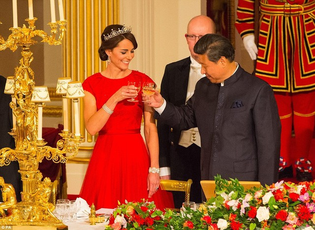 Bí mật ít người biết về chiếc vương miện của Công nương Kate ảnh 3 Công nương Anh chạm ly cùng Chủ tịch Trung Quốc.