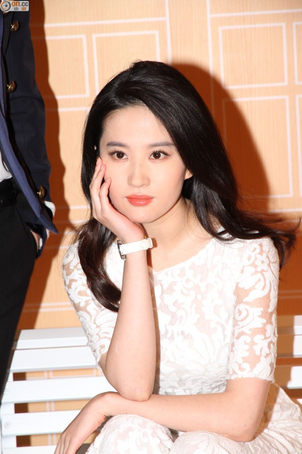 Vẻ đẹp của Lưu Diệc Phi thu hút mọi ánh nhìn. Tài tử Huỳnh Hiểu Minh thừa nhận, sau nhiều năm, cô vẫn là "cô cô" trong lòng anh như năm nào. Vẻ đẹp của Lưu Diệc Phi thu hút mọi ánh nhìn. Tài tử Huỳnh Hiểu Minh thừa nhận, sau nhiều năm, cô vẫn là thần tiên tỷ tỷ trong lòng anh như năm nào.