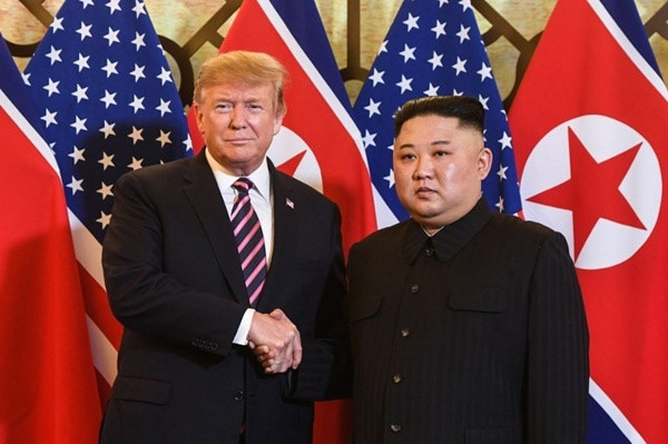 Tổng thống Trump và Chủ tịch Kim có cái bắt tay thân mật trong lần gặp đầu tiên tại Hội nghị thượng đỉnh ở Hà Nội. Ảnh: CNN.