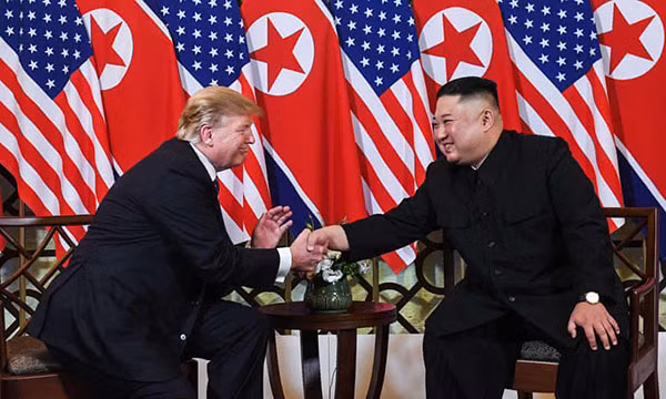 Tổng thống Trump và Chủ tịch Kim trao nhau những nụ cười.
