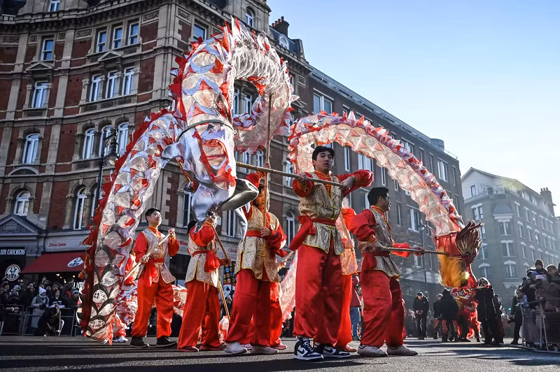 Người tham gia cuộc diễu hành chào mừng Tết Nguyên đán Quý Mão, ở trung tâm London ngày 22/1.