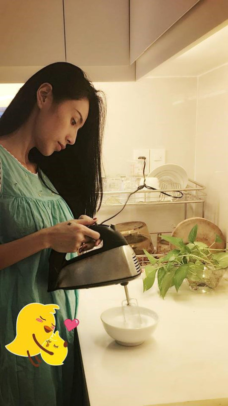 Lộ ảnh khẳng định nghi ngờ Thủy Tiên mang bầu lần hai? - Ảnh 1 Lo anh khang dinh nghi ngo Thuy Tien mang bau lan hai? - Anh 1