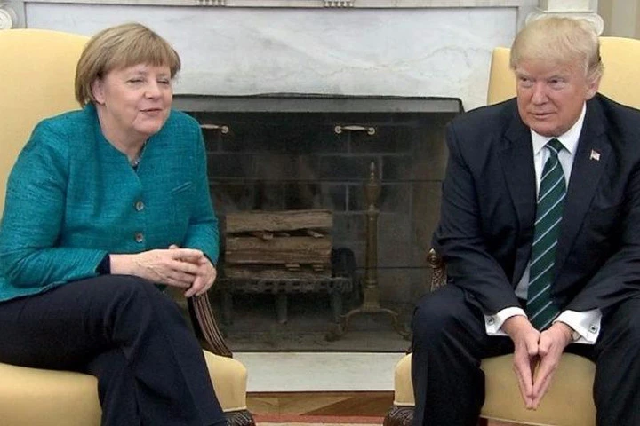 Ông Trump gượng gạo từ chối bắt tay bà Merkel