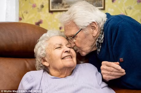 Chang linh tre cuu co gai thoat khoi tham hoa diet chung, 71 nam sau hinh anh that am ap… - Anh 5