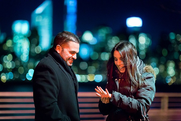 Màn cầu hôn đẹp lay động lòng người trong đêm New York rực rỡ