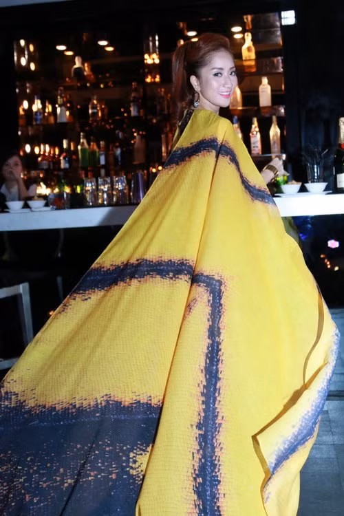 Khánh Thi rập rờn cùng 