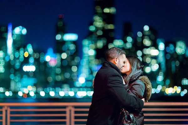 Màn cầu hôn đẹp lay động lòng người trong đêm New York rực rỡ