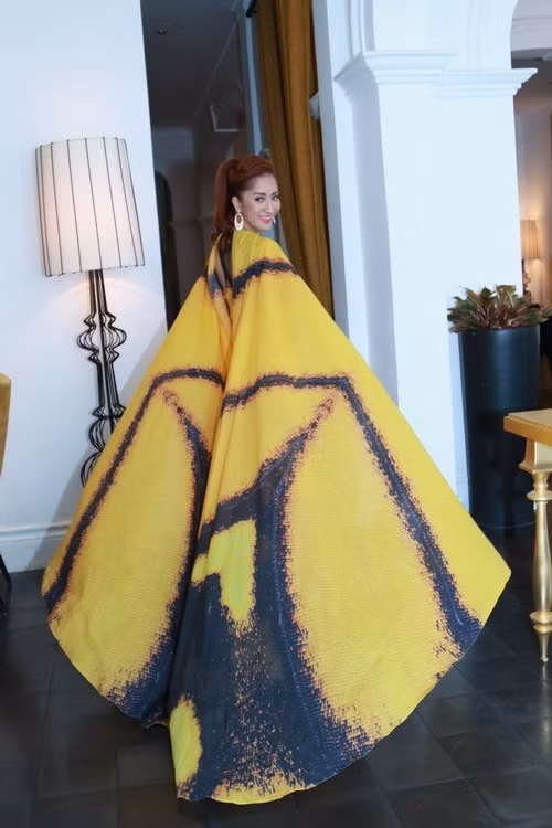 Khánh Thi rập rờn cùng 