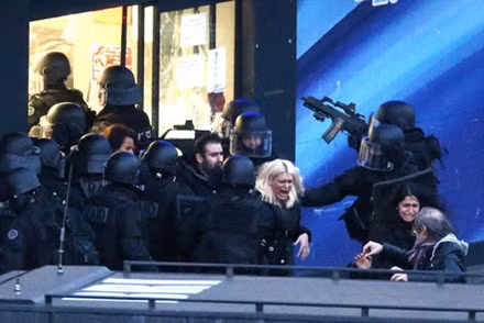 Cảnh sát Pháp trong vụ giải cứu con tin ở tiệm tạp hóa Do thái vào hôm qua.