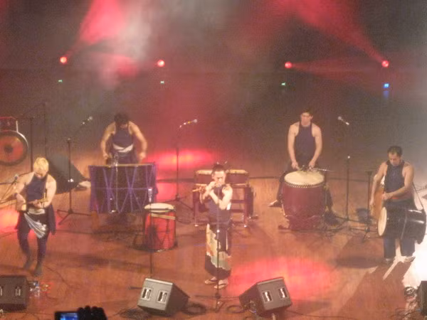 Tiết mục biểu diễn trống Bati-Holic của đoàn nghệ thuật Nhật Bản. Ảnh: Nguyễn Quỳnh