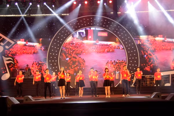 Một tiết mục văn nghệ ca ngợi tổ quốc quê hương của các bạn trẻ