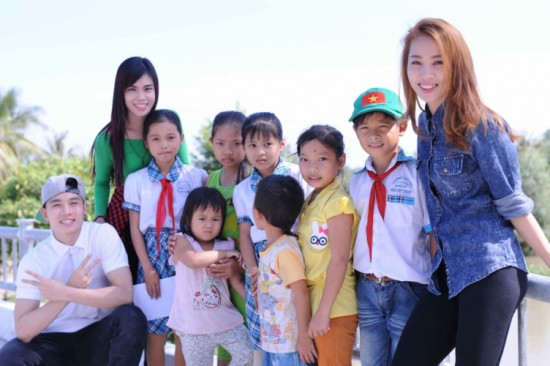 Á hậu Hoàng Oanh giản dị khánh thành cầu cho người nghèo - ảnh 4 Hình ảnh: Á hậu Hoàng Oanh giản dị khánh thành cầu cho người nghèo số 4