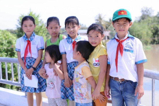 Á hậu Hoàng Oanh giản dị khánh thành cầu cho người nghèo