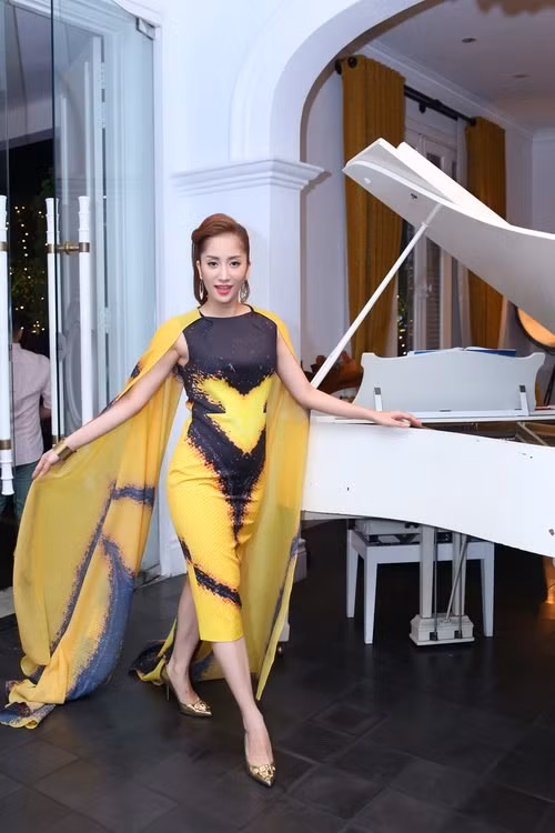 Khánh Thi rập rờn cùng 