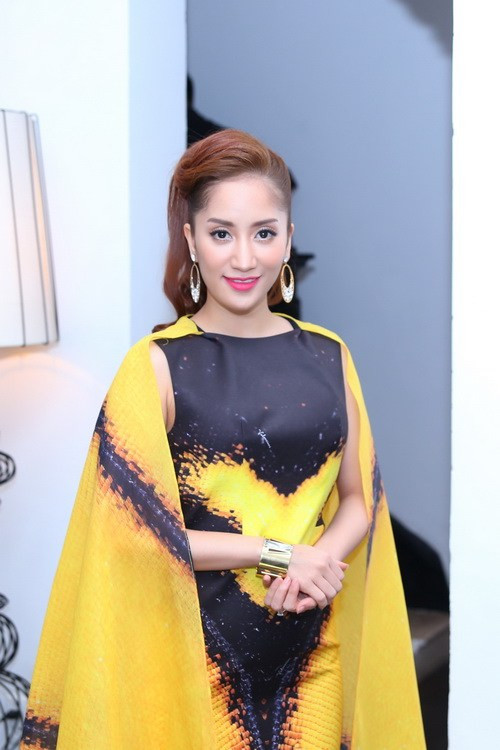 Khánh Thi rập rờn cùng