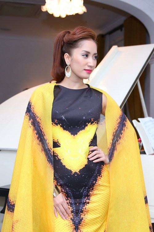 Khánh Thi rập rờn cùng