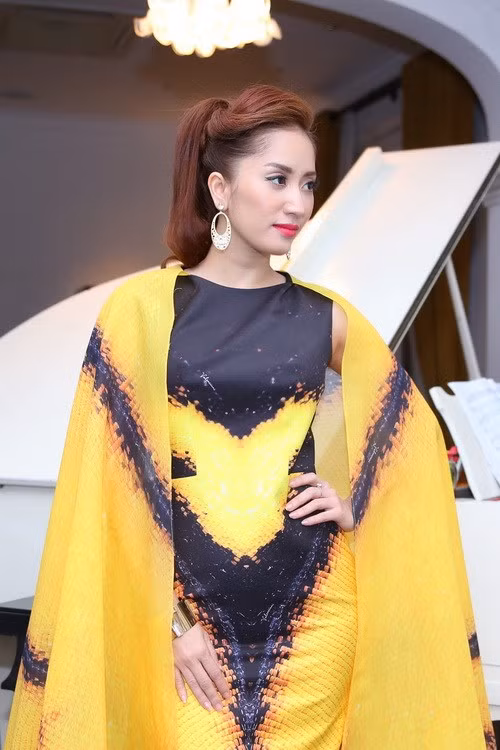 Khánh Thi rập rờn cùng 