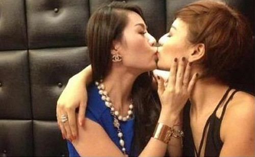 Những người đẹp Việt thích hôn đồng giới - 9