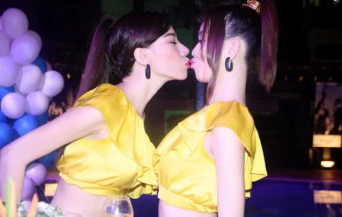 Những người đẹp Việt thích hôn đồng giới