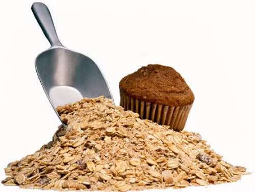 3. Mặt nạ ca cao với bột yến mạch: Ca cao chứa chất oxy hóa tự nhiên không chỉ làm cho da sáng lên mà còn giúp làn da ngăn chặn tia cực tím từ ánh nắng mặt trời. Bột yến mạch giữ vài trò chất tẩy tế bào chết tự nhiên, kháng khuẩn và cân bằng độ ẩm. Trộn đều hỗn hợp 1 thìa cà phê ca cao, 1 thìa mật ong, 1 muỗng canh sữa tươi và 3 muỗng canh bột yến mạch. Dùng tay xoa toàn bộ hỗn hợp lên mặt, ưu tiên khu vực bọng mắt. Để mặt nạ khô trong vòng 15 phút rồi rửa sạch với nước ấm.