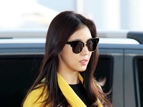 Ha Ji Won xuất hiện rực rỡ nổi bật tại sân bay