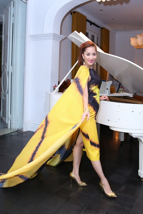 Khánh Thi rập rờn cùng
