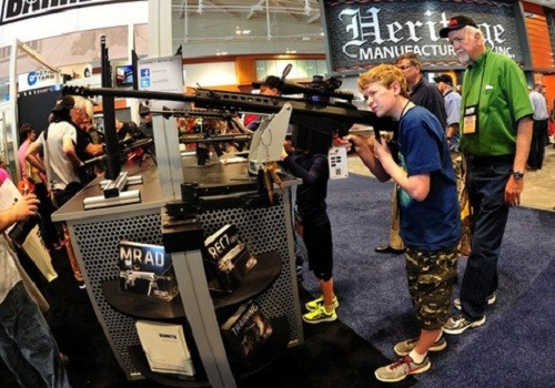 Người dân Mỹ tham quan một gian hàng trong cuộc triển lãm vũ khí thường niên của NRA vào tháng 4/2015. Ảnh: AFP hiep-hoi-sung-truong-my-to-chuc-quyen-luc-ngang-duong-obama