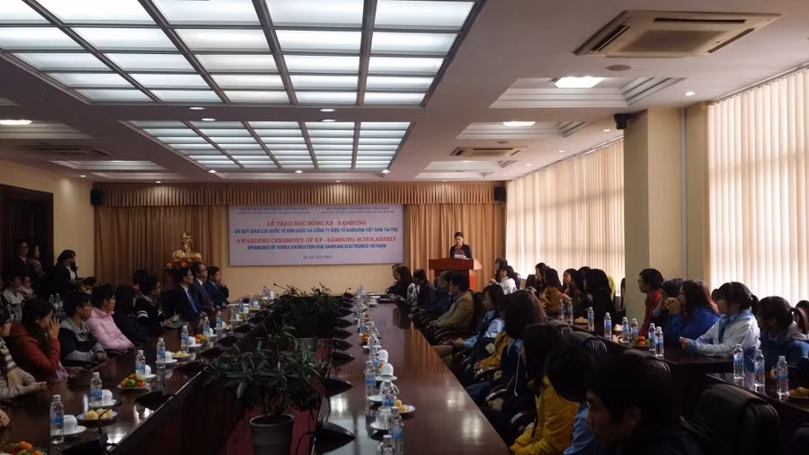 Trao học bổng KF-Samsung cho HS, SV nghèo vượt khó năm 2014