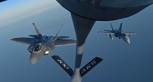 Máy bay Mỹ tiếp nhiên liệu trên không