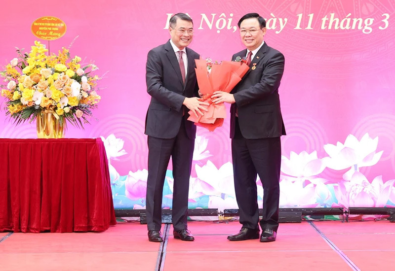 Ông Lê Minh Hưng, Bí thư Trung ương Đảng, Chánh Văn phòng Trung ương Đảng chúc mừng Chủ tịch Quốc hội Vương Đình Huệ. (Ảnh: Nhan Sáng/TTXVN).