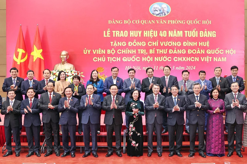 Thường trực Ban Bí thư Trương Thị Mai cùng các đồng chí lãnh đạo Đảng, Nhà nước chúc mừng Chủ tịch Quốc hội Vương Đình Huệ. (Ảnh: Nhan Sáng/TTXVN)