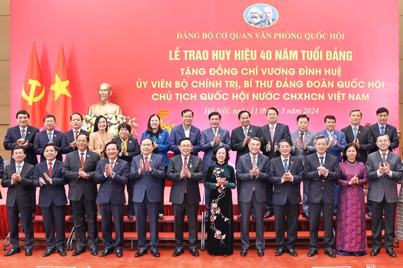 Thường trực Ban Bí thư Trương Thị Mai cùng các đồng chí lãnh đạo Đảng, Nhà nước chúc mừng Chủ tịch Quốc hội Vương Đình Huệ. (Ảnh: Nhan Sáng/TTXVN)