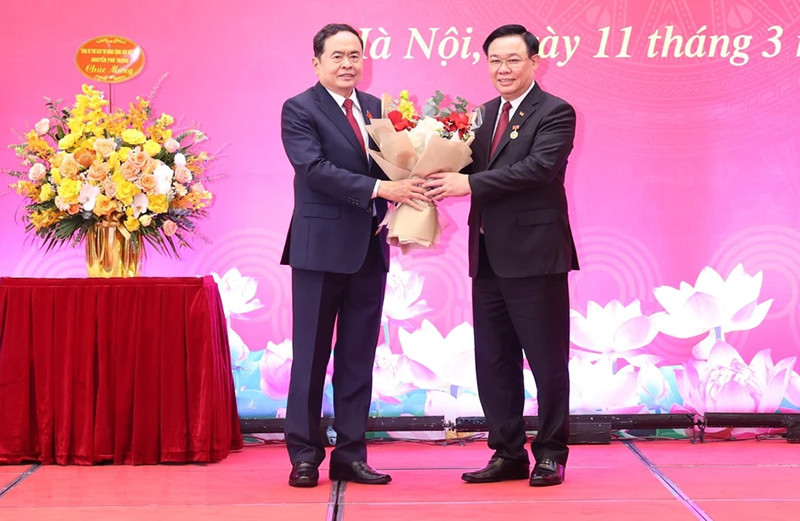 Ông Trần Thanh Mẫn, Ủy viên Bộ Chính trị, Phó Chủ tịch Thường trực Quốc hội chúc mừng Chủ tịch Quốc hội Vương Đình Huệ. (Ảnh: Nhan Sáng/TTXVN)