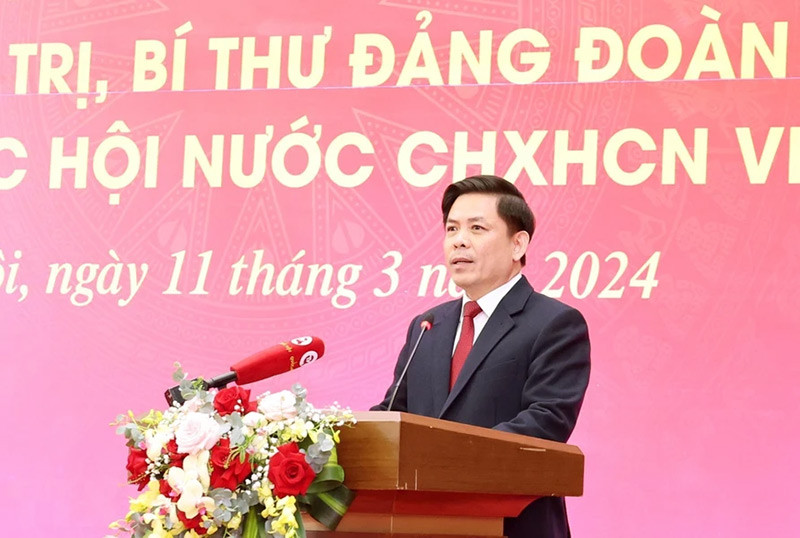 Ông Nguyễn Văn Thể, Ủy viên Trung ương Đảng, Bí thư Đảng ủy Khối các cơ quan Trung ương đọc Quyết định trao tặng Huy hiệu 40 năm tuổi Đảng tặng Chủ tịch Quốc hội Vương Đình Huệ. (Ảnh: Nhan Sáng/TTXVN)