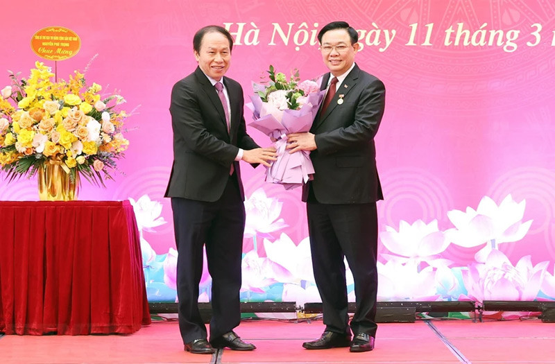 Ông Lê Tiến Châu, Ủy viên Trung ương Đảng, Bí thư Thành ủy, Trưởng Đoàn đại biểu Quốc hội thành phố Hải Phòng chúc mừng Chủ tịch Quốc hội Vương Đình Huệ. (Ảnh: Nhan Sáng/TTXVN)