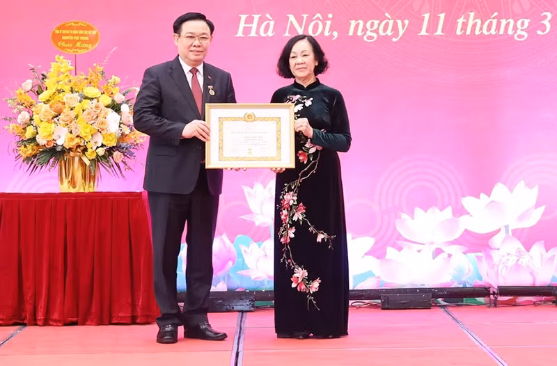 Bà Trương Thị Mai, Ủy viên Bộ Chính trị, Thường trực Ban Bí thư, Trưởng ban Tổ chức Trung ương trao Huy hiệu 40 năm tuổi Đảng tặng Chủ tịch Quốc hội Vương Đình Huệ. (Ảnh: Nhan Sáng/TTXVN)